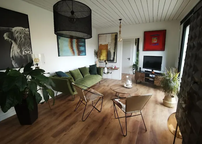 Maison Contemporaine Avec Piscine Dans La Verdure